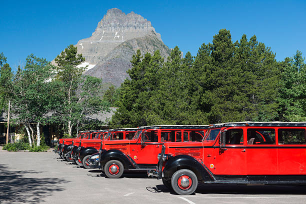 le parc national de glacier ouvert vintage air bus - us glacier national park montana bus park photos et images de collection