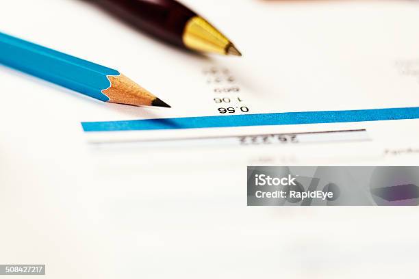 Długopis Lub Ołówek Odpoczynek Na Dokumentów Finansowych I Copyspace - zdjęcia stockowe i więcej obrazów Arkusz kalkulacyjny