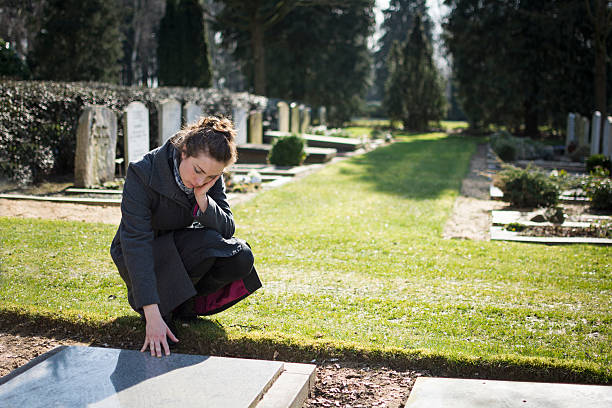 kobieta siedzi na grób - cemetery child mourner death zdjęcia i obrazy z banku zdjęć