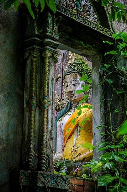 antigua estatua de buda en templo somdej sangkhla buri, kanchanaburi, tailandia - kanchanaburi province fotos fotografías e imágenes de stock