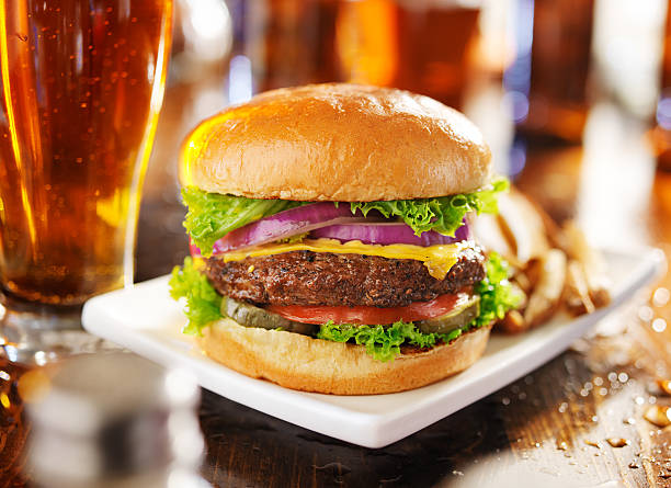 cheeseburger com batatas fritas e cerveja - beer hamburger american culture beef imagens e fotografias de stock