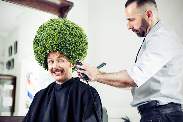 uomo in un negozio del barbiere - men hairdresser human hair hairstyle foto e immagini stock