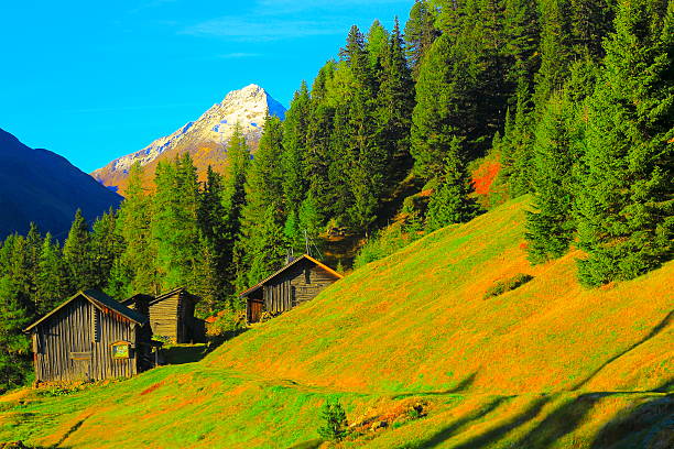 kabine hütten und hellen alpine landschaft-tirol, österreich - alpenglow tirol sunrise snow stock-fotos und bilder