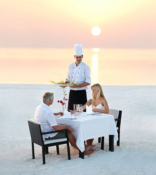 die perfekte romantische abendessen - restaurant dining couple dinner stock-fotos und bilder