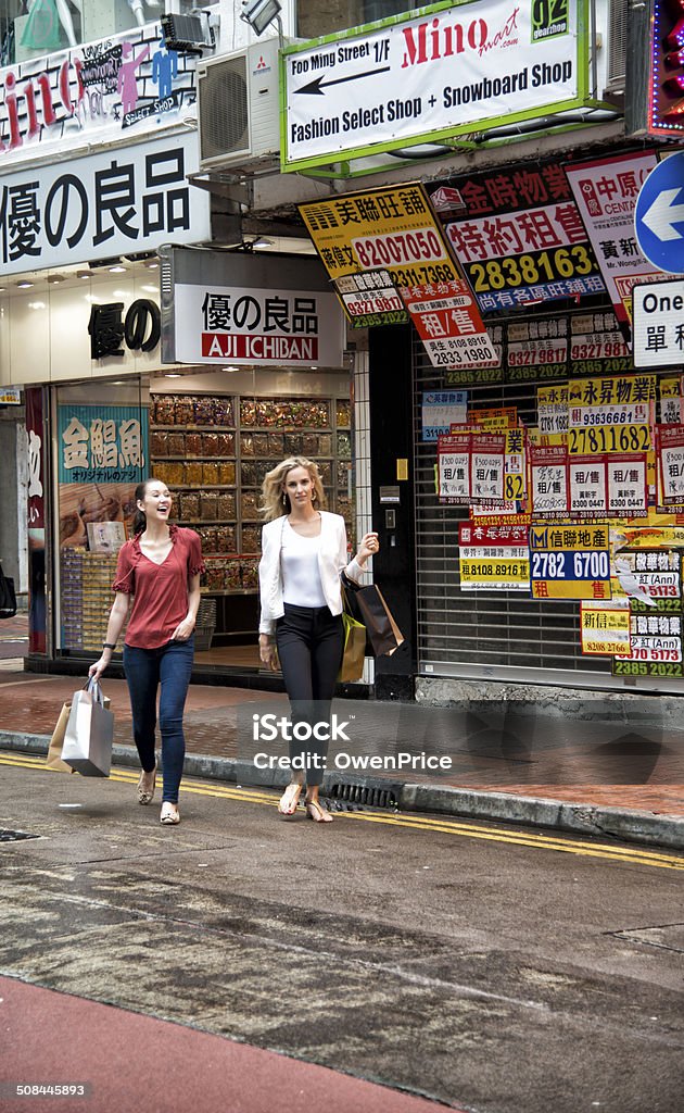 Freunde shopping in Hongkong - Lizenzfrei 25-29 Jahre Stock-Foto