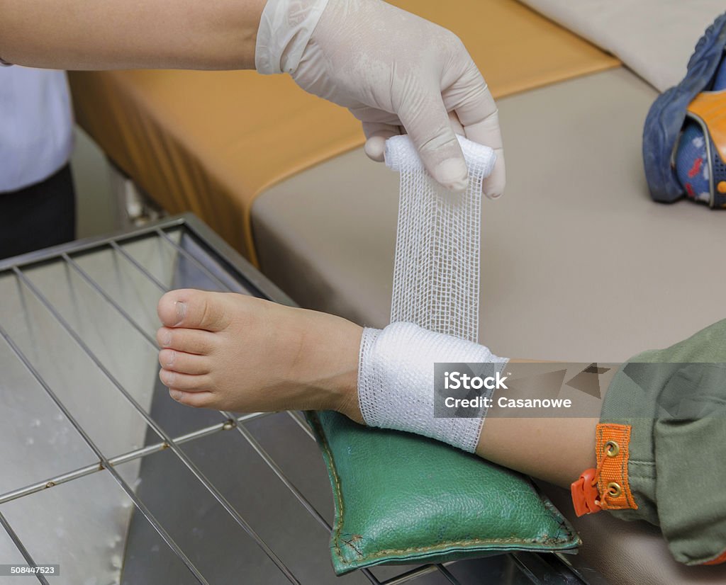 Trẻ Bị Băng Bó Ở Chân Và Nằm Xuống Giường Bệnh Hình ảnh Sẵn có ...