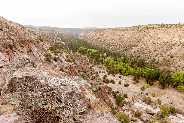 cliff mieszkań - bandelier national monument zdjęcia i obrazy z banku zdjęć