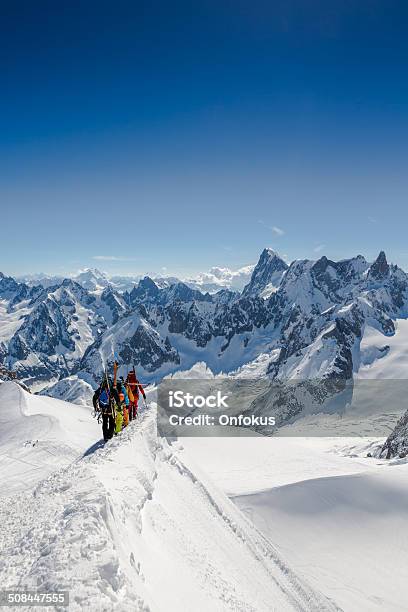 Photo libre de droit de Grimpeurs Alpins Sur Ridge Au Mont Blanc Chamonix France banque d'images et plus d'images libres de droit de Montagne