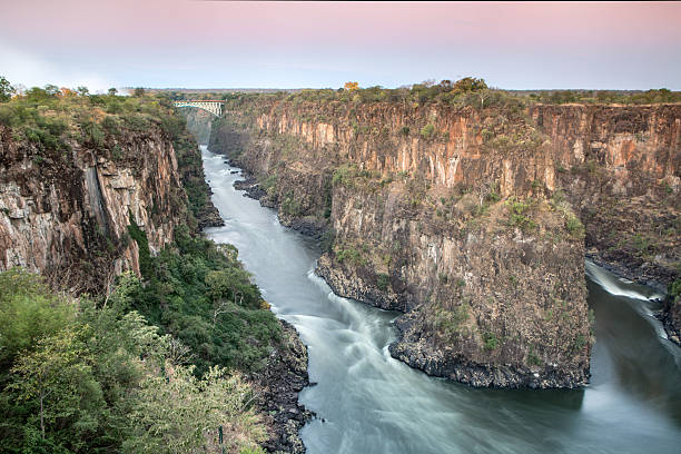 batoka quebrada y el río zambezi - victoria falls waterfall zimbabwe zambia fotografías e imágenes de stock