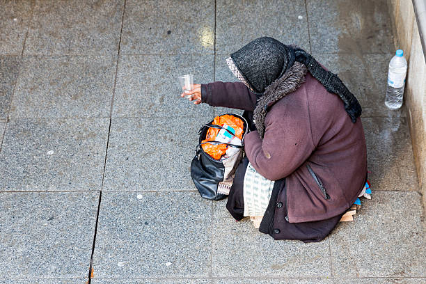 anonyme weibliche bettler - kneeling praying women begging stock-fotos und bilder