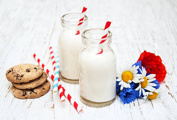 leite e de cookies - milk milk bottle drinking straw cookie imagens e fotografias de stock