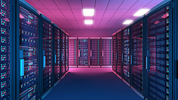центр обработки данных с рядами сетевых серверов, темно и свет - компьютерный класс стоковые фото и изображения
