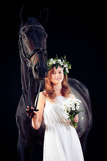 jeune fille avec son cheval - bride bouquet photos et images de collection