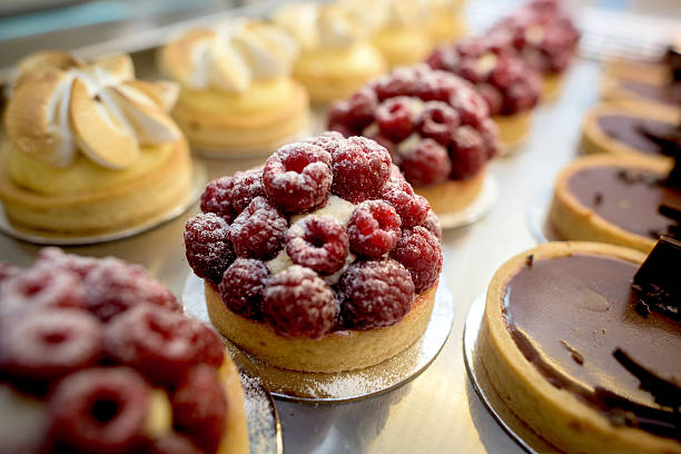 escaparate de postres en una pastelería - sweet food fotografías e imágenes de stock