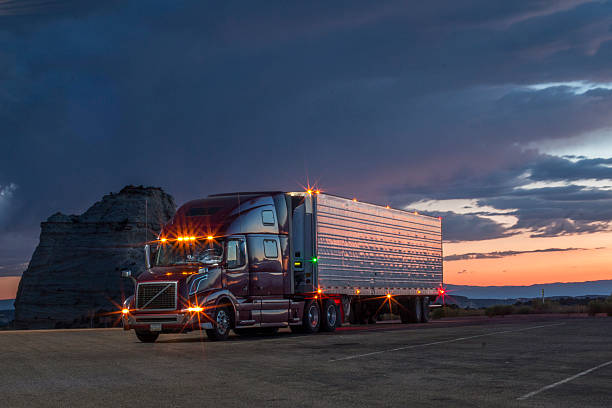 camião-americano - truck driver highway truck working imagens e fotografias de stock