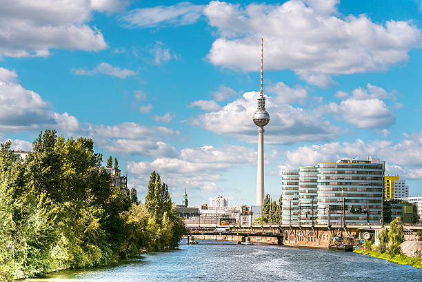 panorama de berlim com torre de televisão e o rio - berlin germany television tower communications tower alexanderplatz - fotografias e filmes do acervo