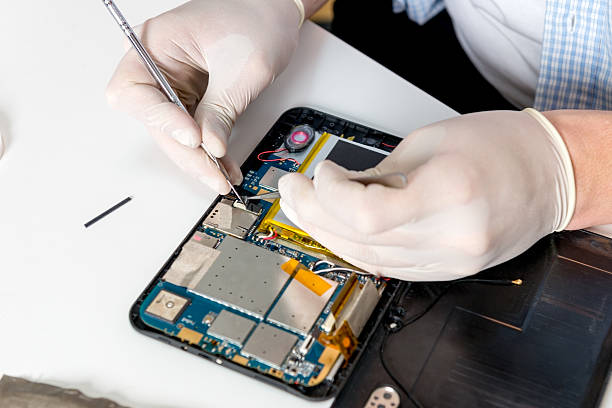 técnico en electrónica - service electronics industry circuit board capacitor fotografías e imágenes de stock