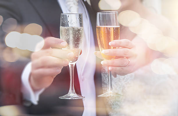 toast au champagne pour un mariage - white wedding photos et images de collection