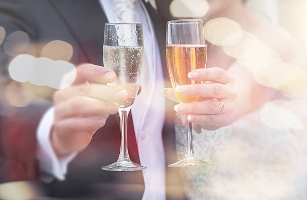 brinde de champanhe de casamento - wedding couple toast glasses - fotografias e filmes do acervo
