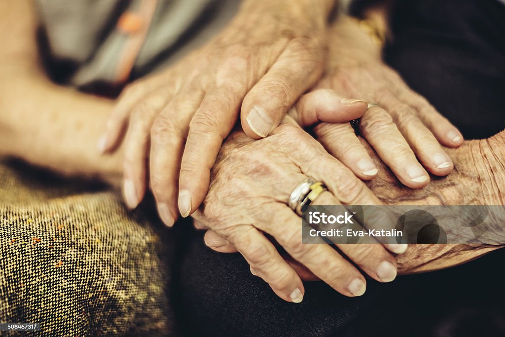 Senior homme tenant son épouse la forme de la main - Photo de Couple senior libre de droits