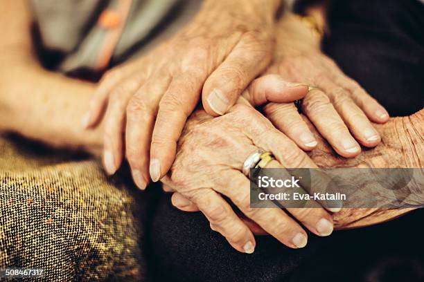 노인 남자 쥠 그의 아내 핸드보다 노인 커플에 대한 스톡 사진 및 기타 이미지 - 노인 커플, 복고풍, 손 잡기