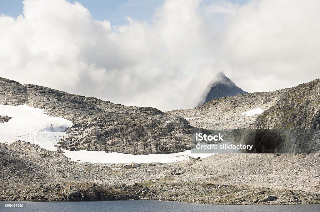 Mount Falketind 2068 m w Park Narodowy Jotunheimen w Norwegii - Zbiór zdjęć royalty-free (Bez ludzi)