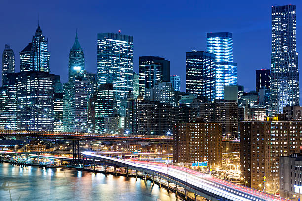 new york skyline avec trafic sur fdr drive - east river drive photos et images de collection