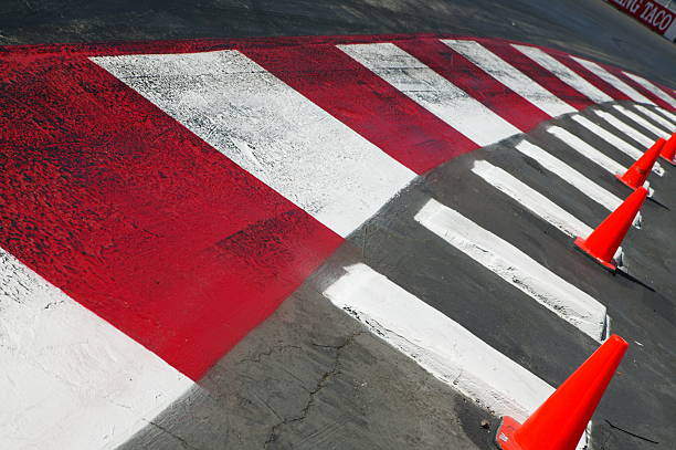 pista de corrida de canto vermelho e branco listras e casquinhas - asphalt curve corner road - fotografias e filmes do acervo