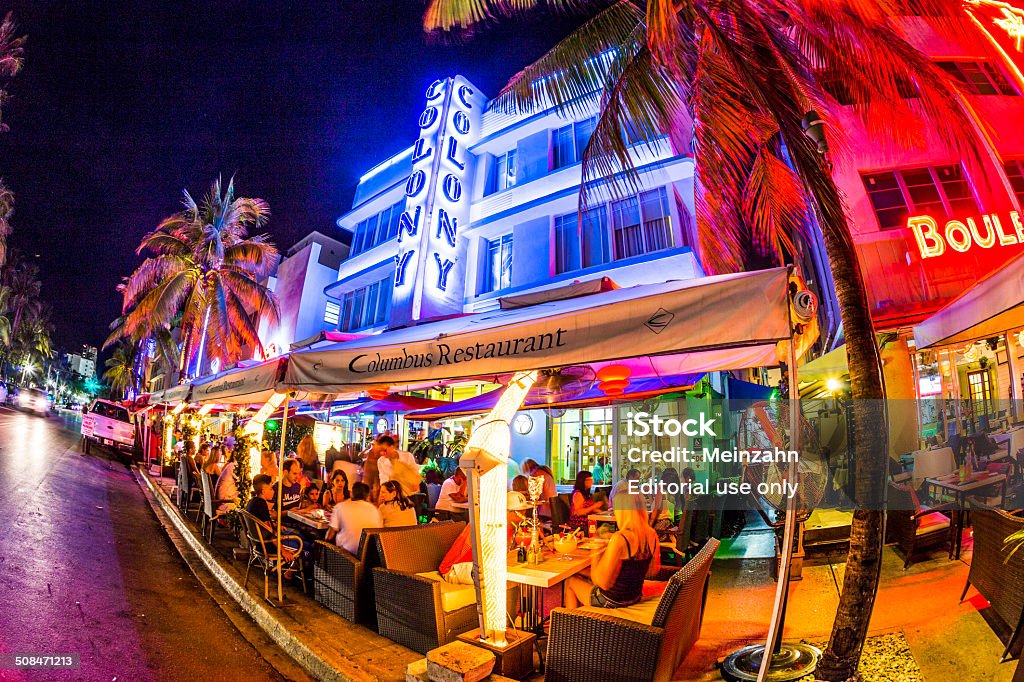 Strada Ocean drive, nella zona di South beach a edifici di notte - Foto stock royalty-free di Miami