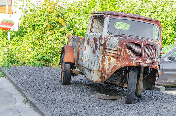 トラック、送迎、3 輪 - car old rusty scrap metal ストックフォトと画像