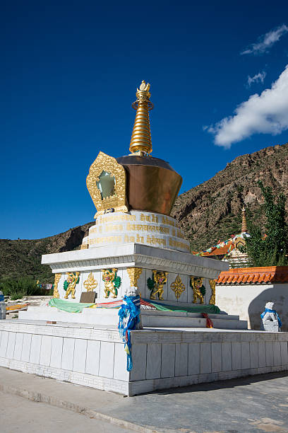 tibetano golden pagodas - lamaism fotografías e imágenes de stock