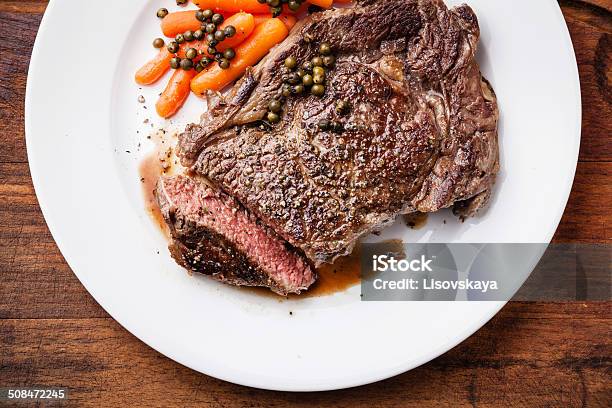 Bistecs De Carne De Res Con Zanahoria Foto de stock y más banco de imágenes de Alimento - Alimento, Alimentos cocinados, Asado - Alimento cocinado