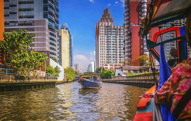 fiume barca trasporta passeggeri e turistico sul fiume chao praya in - bangkok thailand asia water taxi foto e immagini stock