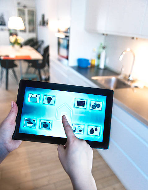 inteligente domótica en la cocina con tablet y aplicaciones - equipment housework remote domestic kitchen fotografías e imágenes de stock