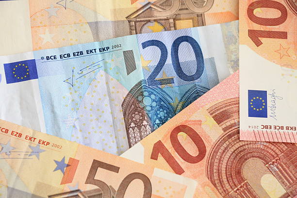 argent des billets en euros - five euro banknote european union currency number 5 paper currency photos et images de collection