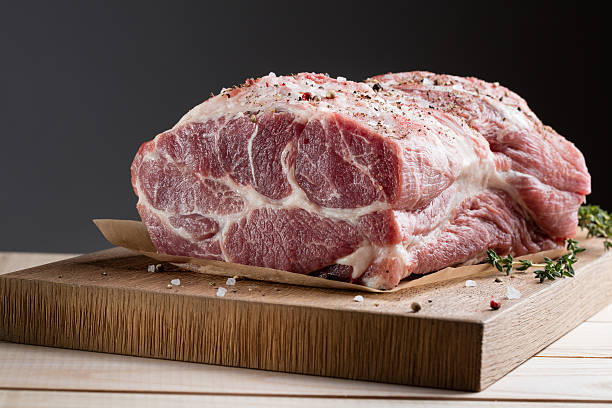 фото необработанные мяса. свинина вырезом с травами - veal raw meat pink стоковые фото и изображения