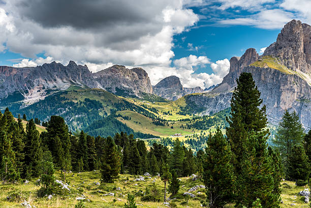 dolomitas, italia montañas de paso silla - corvara fotografías e imágenes de stock