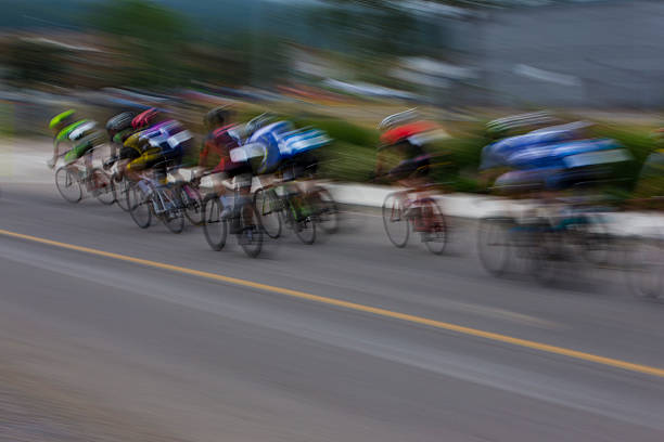 critérium estrada bicicleta de corrida - racing bicycle cyclist sports race panning imagens e fotografias de stock