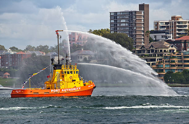 remolcador para la extinción de sydney en australia día - cañón de agua fotografías e imágenes de stock