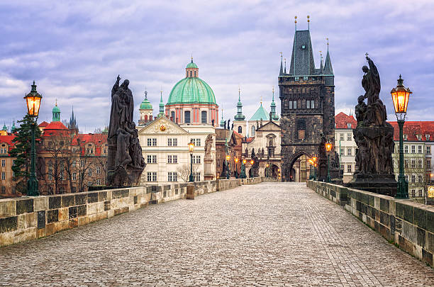 ponte carlo e la skyline di praga, repubblica ceca - architecture blue bohemia built structure foto e immagini stock