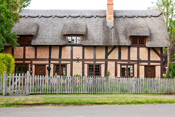 vermelho tijolo inglês casa com telhado de palha, stratford-no-avon, warwickshire, inglaterra. - thatched roof red brick roof imagens e fotografias de stock