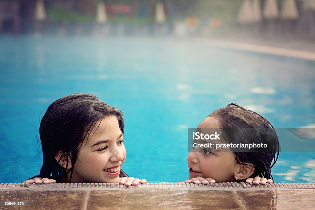 Juegos en la piscina - Foto de stock de Actividad libre de derechos