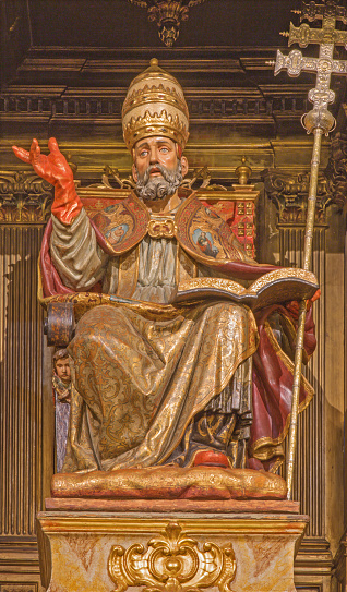 Sala Seville-St. Peter estatua en la Iglesia de San Pedro photo