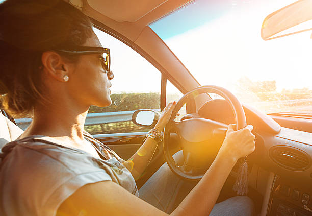 jovem mulher condução carro e aceleração na estrada no verão - driving car drive women imagens e fotografias de stock