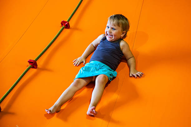 fillette portes coulissantes en - child jungle gym playground laughing photos et images de collection