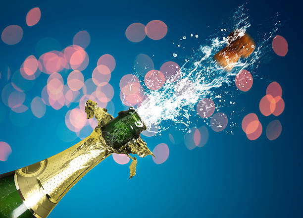 spritzendes wasser champagner - sektkorken stock-fotos und bilder