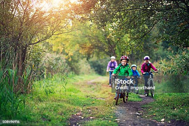 Família De Equitação Bicicletas Na Bela Natureza - Fotografias de stock e mais imagens de Ciclismo - Ciclismo, Criança, Família