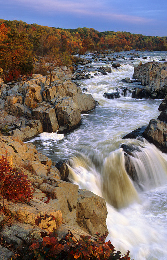Excelente cataratas del río Potomac, Virginia photo