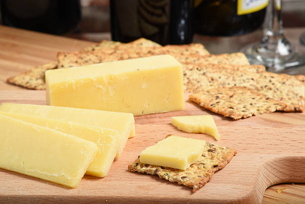 sharp cheddar blanc - cheese portion cracker cheddar photos et images de collection