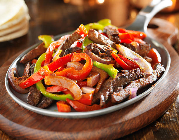 mexikanische küche – fajitas mit hähnchen oder rind und paprikaschoten - pepper vegetable bell pepper red bell pepper stock-fotos und bilder